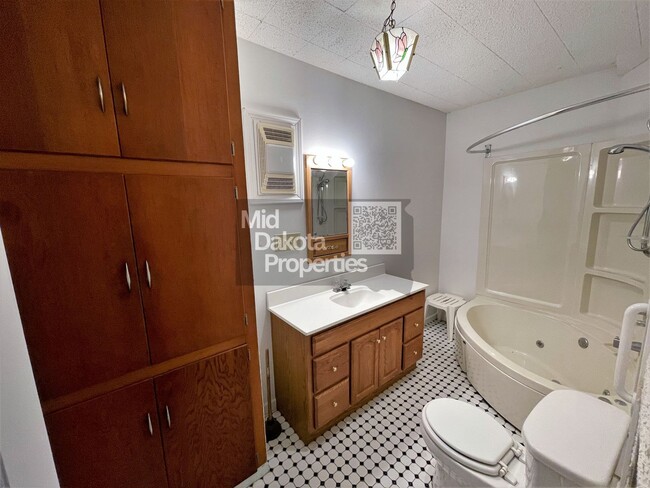 Building Photo - 1000 W 3rd- 5 bedroom, 2 bathroom, Attache...