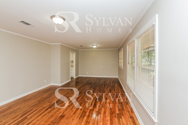 Building Photo - Feel welcome in this well-maintained 3BR 2BA