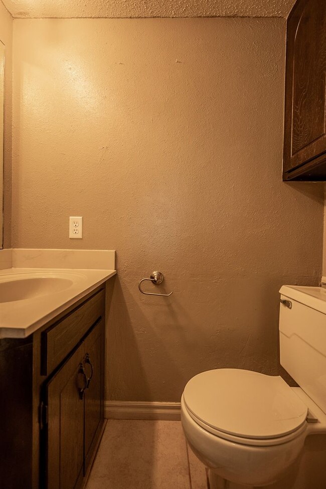 Building Photo - Spacious Backyard, 2 Car Garage, Close to NW Expressway!