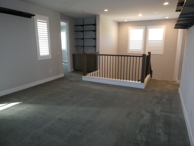 Building Photo - 5 Bedroom Home for Rent in Santa Clarita!