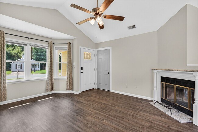 Building Photo - Charming 2Bed Near Piney Green & Camp Lejeune