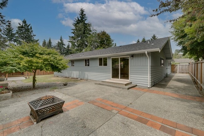 Building Photo - Amazing Updated Rambler in Kirkland with B...