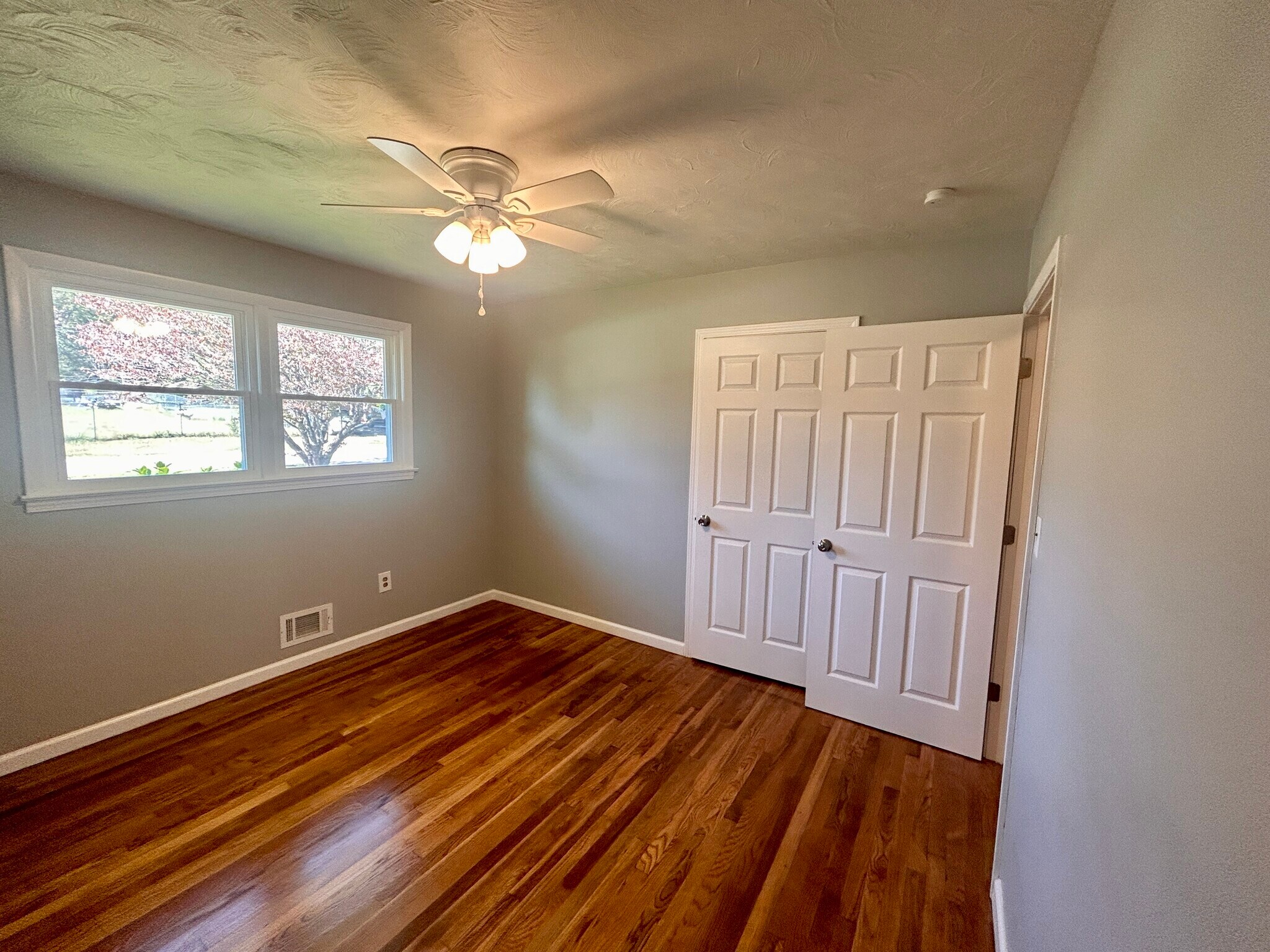 Building Photo - 553 Glenwood Dr