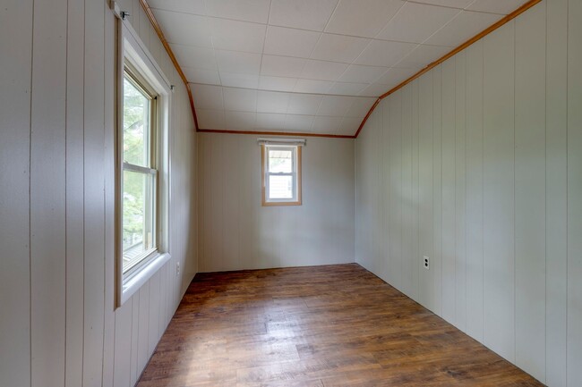 Building Photo - Spacious 3 Bedroom 1 Bath House Located in...