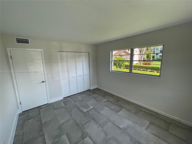 Building Photo - 136 Brighton D