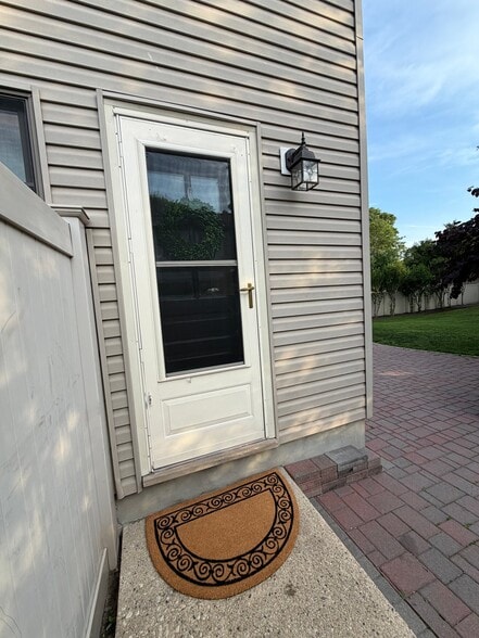 Building Photo - 134 Commack Rd