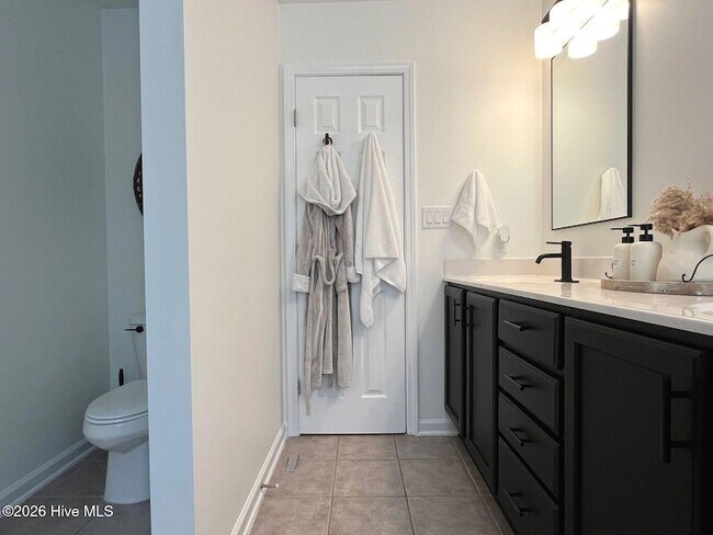 Building Photo - 561 Thorncliff Dr