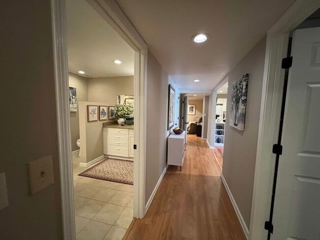 Building Photo - Carriage House