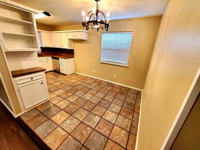 Building Photo - Spacious and Gorgeous 3/2 in Northwest Lub...