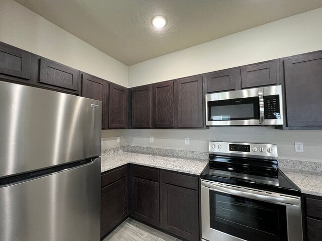 Building Photo - 3-bedroom, 2.5-bathroom townhome in Live Oak!