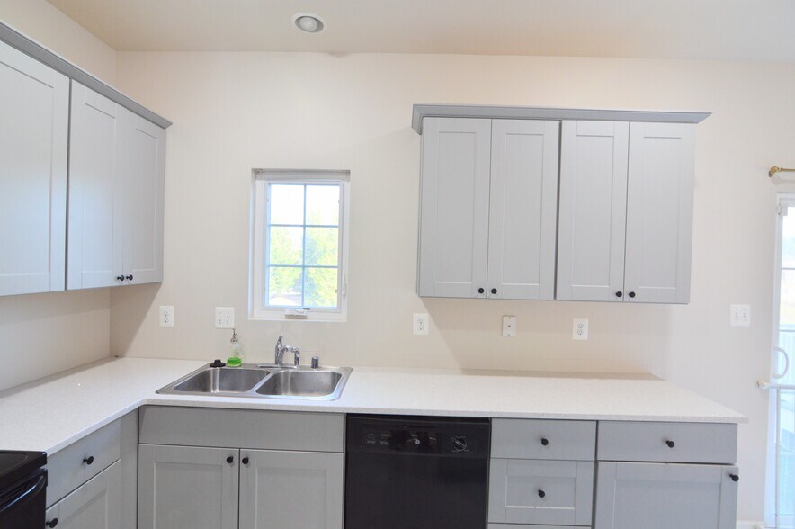 Kitchen with quartz counter tops - 11696 Palm Desert Pl