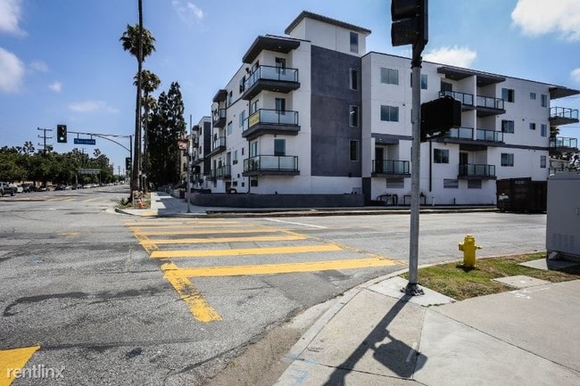 Building Photo - 7140 S La Tijera Blvd