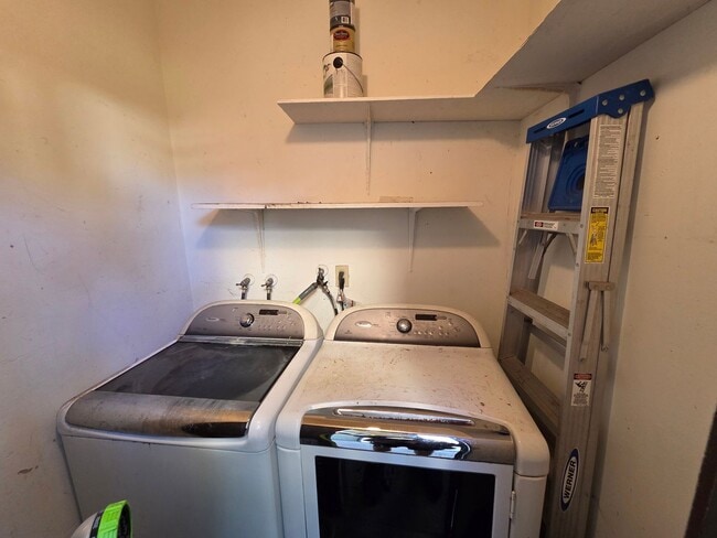 Building Photo - Charming 1 Bed, 1 Bath Lakewood Shores condo!