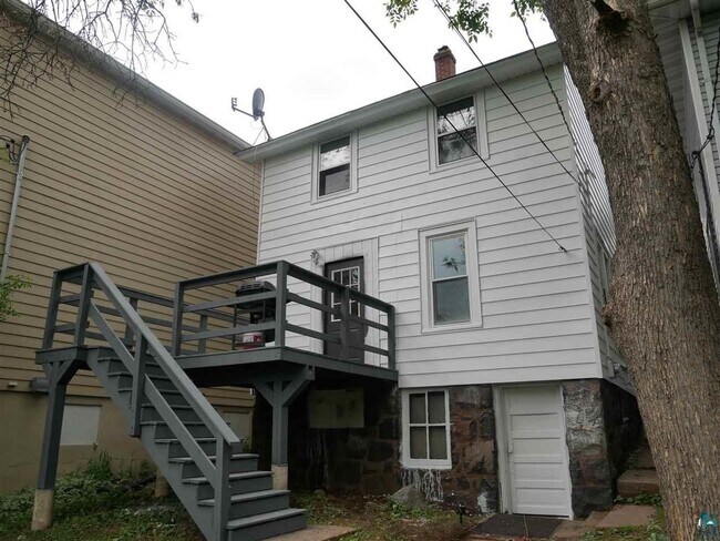 Building Photo - AVAILABLE JUNE 2026 - Renovated 3 Bed 1 Bath Home in East Duluth