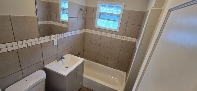 Building Photo - Charming 3-Bedroom Home with Driveway & Ba...
