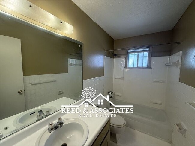 Building Photo - 2-Story Duplex Located Near UofM!