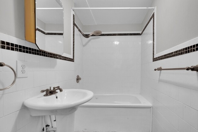 Building Photo - 1820 Clydesdale Pl NW