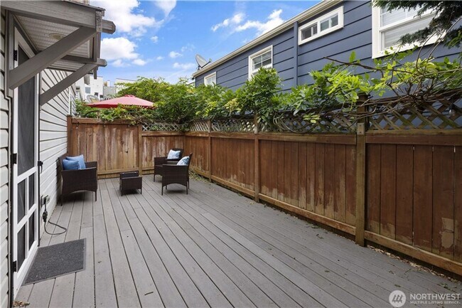 Building Photo - Spacious 3bd/3ba Townhouse