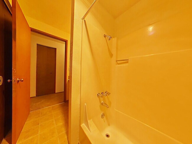 Building Photo - 2 Bedroom Duplex ~ Albany