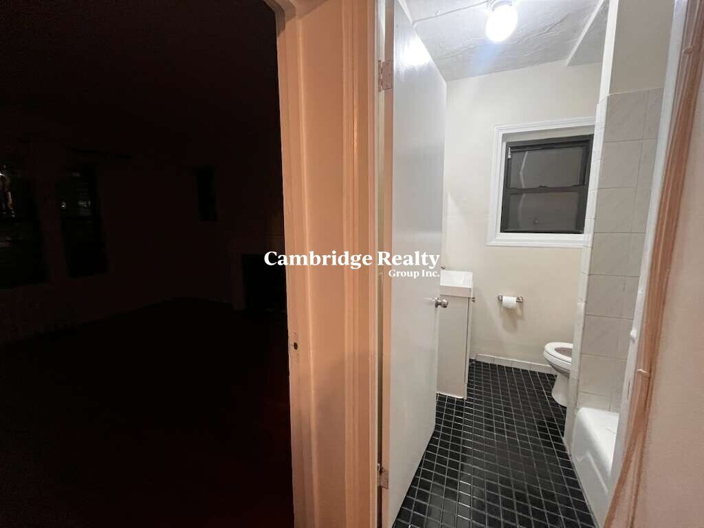 Building Photo - 458 Park Dr