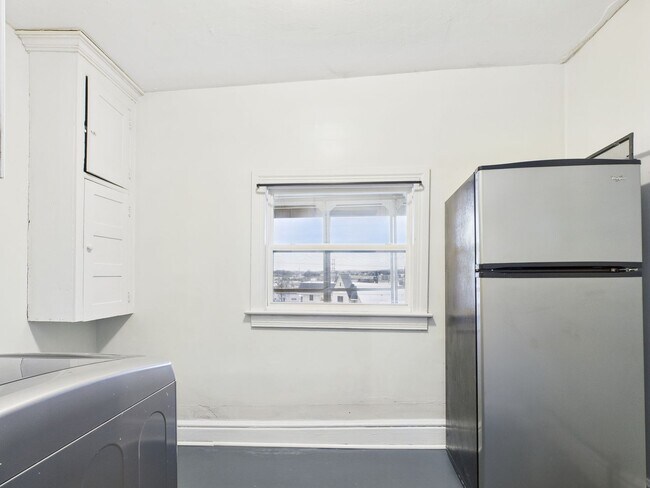 Building Photo - 735 N George St