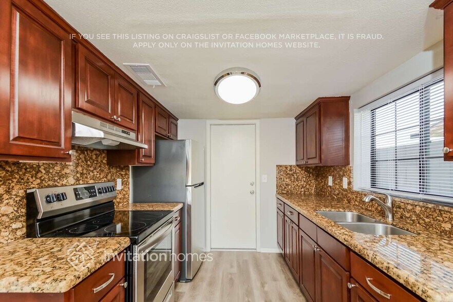 Building Photo - 11102 W Glenrosa Ave