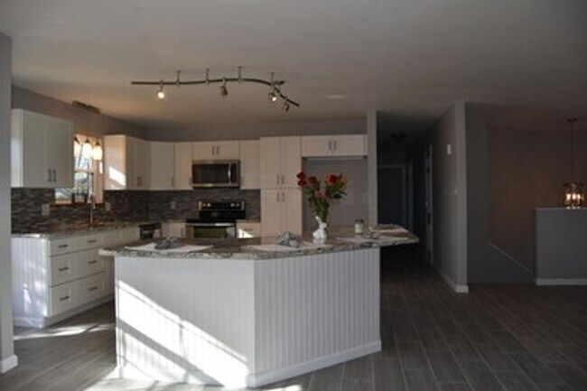 Building Photo - 4BR/3BA | Newly Renovated Single Family Home | Large backyard | In West Knoxville!