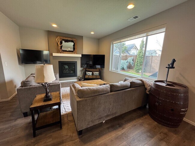 Building Photo - Beautiful 4 Bedroom Home in SE Bend!