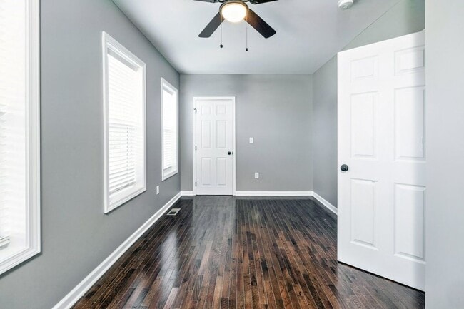 Building Photo - Single Family House! JUST RENOVATED! Centr...