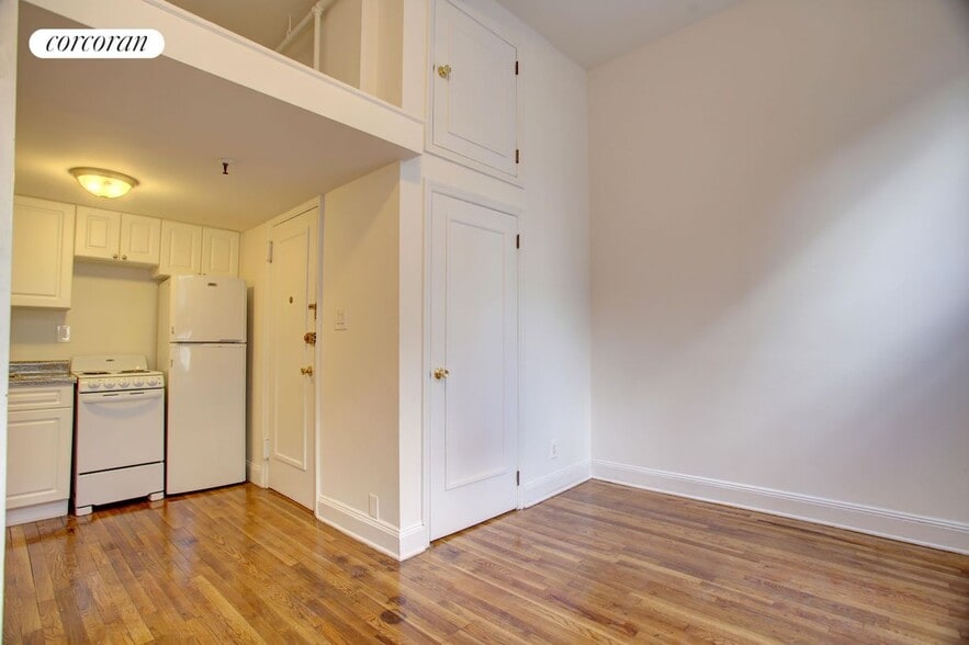 Building Photo - 304 W 30th St