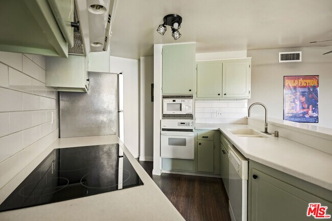 Building Photo - 2260 N Cahuenga Blvd