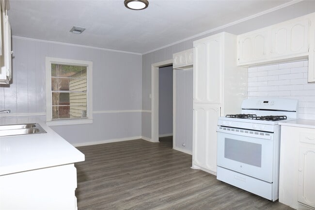 Building Photo - 617 Hurst Pl