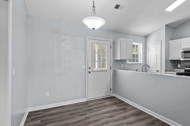 Building Photo - Beautiful 3 bedroom HOME