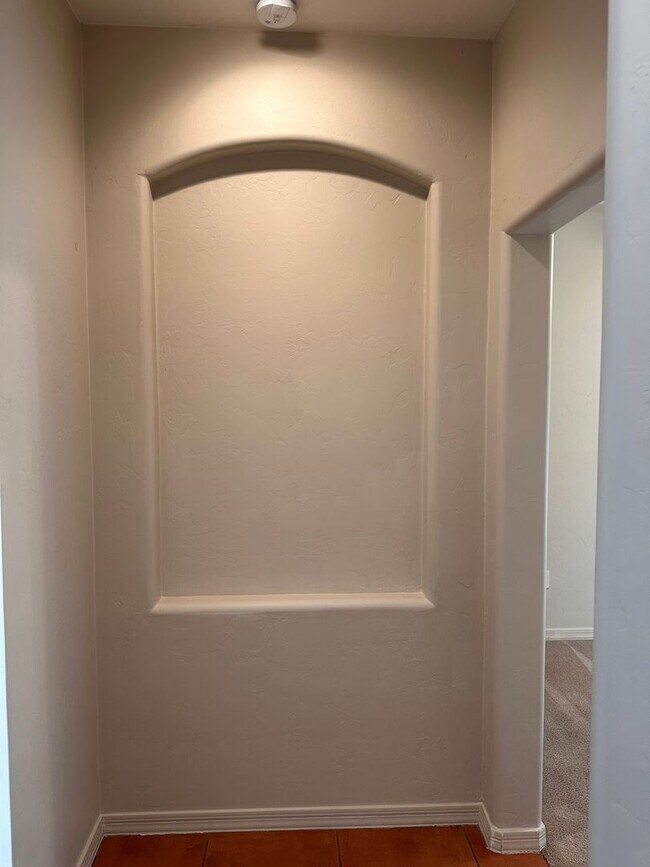 Building Photo - Modern Home - 4 bedroom - Large Yard - Var...