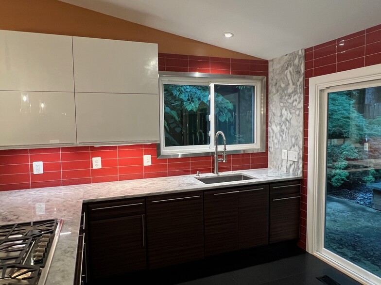 Building Photo - 220 Sugarland Run Dr