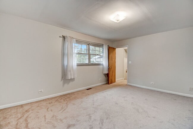Building Photo - 1326 Meadow Ln