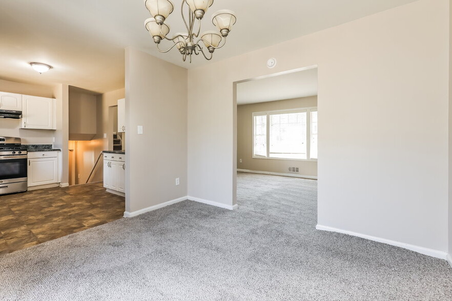 Building Photo - 6396 Thornhedge Dr