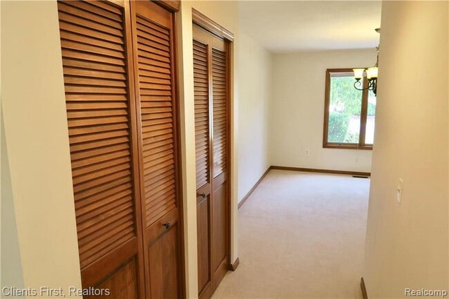 Building Photo - 7233 Oakwood Dr