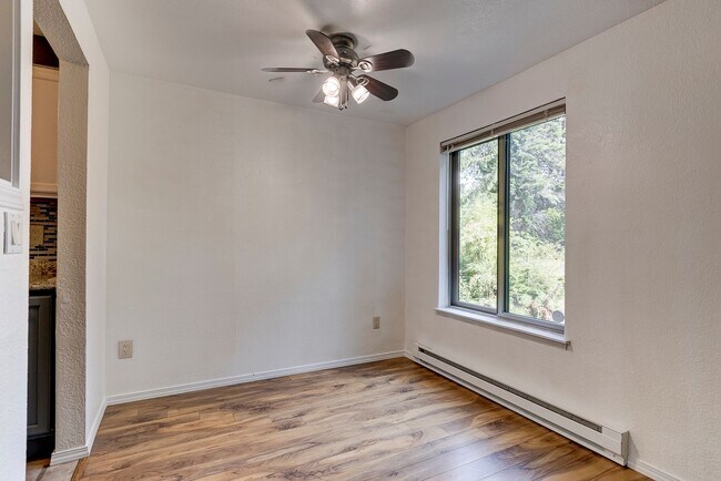 Building Photo - 2 Bedroom Downstairs Condo with Washer/Dry...