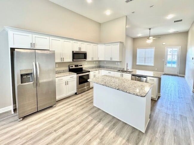 Building Photo - Now Leasing a 5-bedroom 3 bath home in Hor...