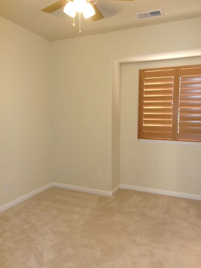 Building Photo - 3 Bedroom, 2-1/2 bath, 2-car garage in Nor...