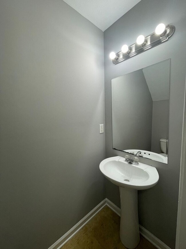 Building Photo - 1419/1421 Creekside