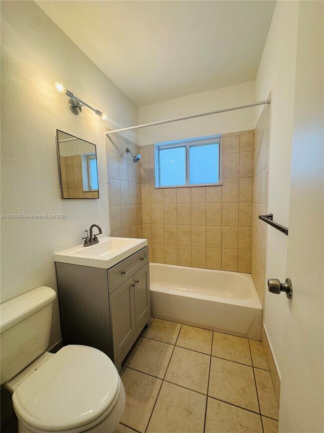 Building Photo - 1267 NE 127th St