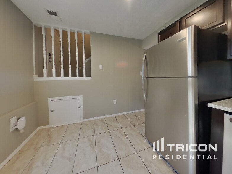Building Photo - 1051 Dorset Dr
