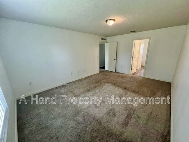 Building Photo - 166 Maple Dr