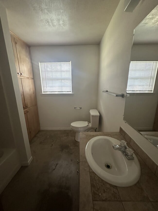 Building Photo - 907 Petty St