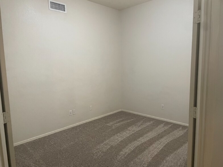Building Photo - 244 W Goldfinch Way