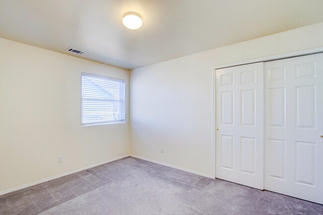 Building Photo - Impeccable 5 Bedroom Home with Mountain Views