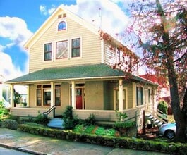 Building Photo - Adorable one bedroom apartment in downtown Grass Valley! Private parking, washer and dryer in unit.