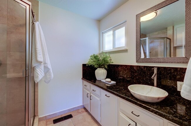 Building Photo - 2553 W Scott Ave